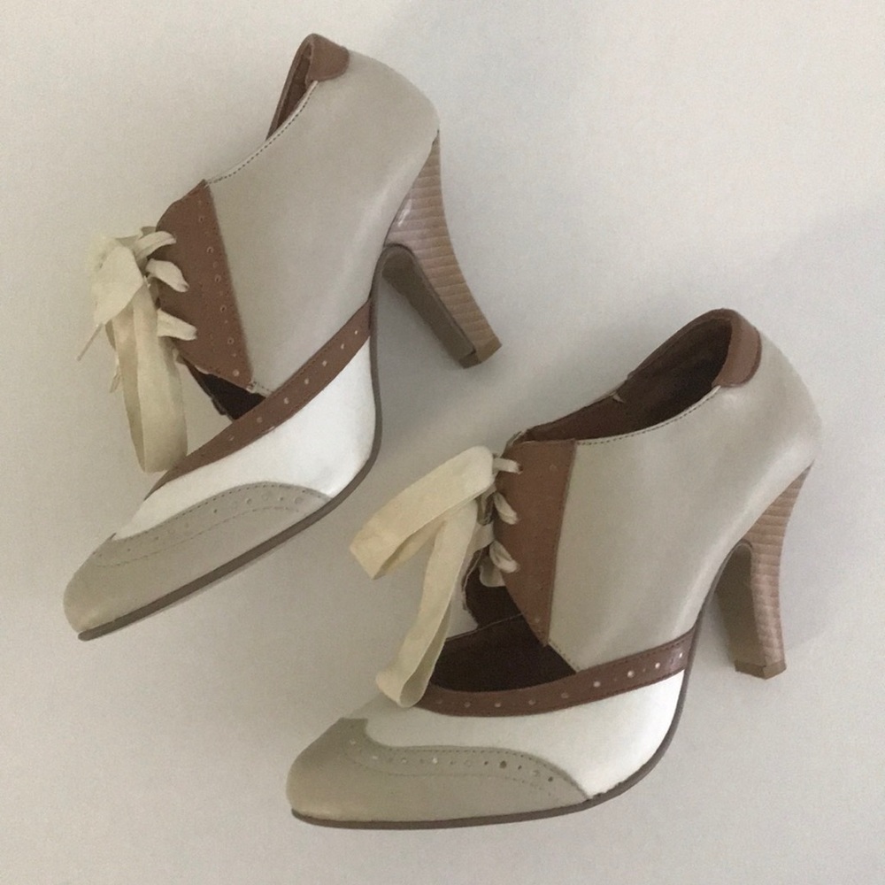 FRANCESCA’S Lace NWT Oxford Heel - Size 9